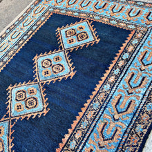1950 PERSIAN TALEGHAN RUG 4’ 1” x 6’ 9” (MED.FEA.44)