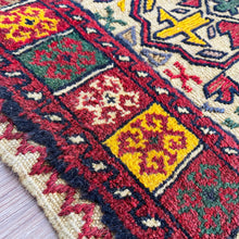 1970 PERSIAN SHIRAZ KILIM RUG 4’ 6” x 6’ 6” (MED.7201)