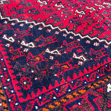 1970 PERSIAN SHIRAZ RUG 6’ 8” x 9’ 5” (LAR.550)