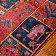 1940 PERSIAN LORI RUG 5’ 4” x 8’ 3” (MED.FEA.50)