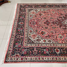 1970 TABRIZ RUG 6’ 7” x 9’ 8” (LARGE.FEA.602)