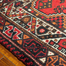 1950 PERSIAN SHIRAZ RUG 6’ 7” x 9’ 7” (LARG.21)