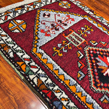 1940 PERSIAN HERIZ RUG 1’ 8” x 3’ 3” (SMA.FEA.207)