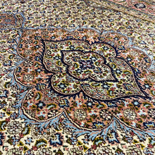 1970 PERSIAN TABRIZ MAHI RUG 4’ 2” x 6’ 7” (MED.FEA.1375)