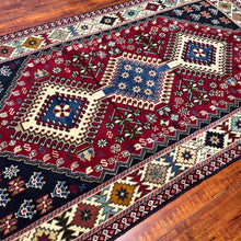 1950 PERSIAN SHIRAZ RUG 2’ 9” x 4’ 9” (MED.273)