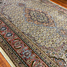 1970 PERSIAN TABRIZ MAHI RUG 4’ 2” x 6’ 7” (MED.FEA.1375)