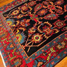 1950 PERSIAN BORUJERD RUG 4’ 7” x 6’ 5” (MED.FEA.49)