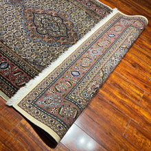 1970 PERSIAN TABRIZ MAHI RUG 4’ 2” x 6’ 7” (MED.FEA.1375)