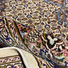 1970 PERSIAN TABRIZ MAHI RUG 4’ 2” x 6’ 7” (MED.FEA.1375)