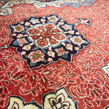 1970 PERSIAN SAROUK RUG 4’ 5” x 6’ 11” (MED.FEA.375)