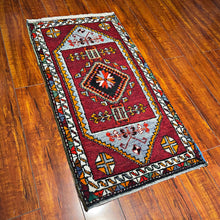 1940 PERSIAN HERIZ RUG 1’ 8” x 3’ 3” (SMA.FEA.207)