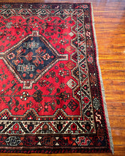 1950 PERSIAN SHIRAZ RUG 6’ 7” x 9’ 7” (LARG.21)