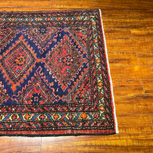 1960 PERSIAN HAMADAN RUG 3’ 6” x 6’ 6” (MED.160)