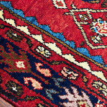 1940 PERSIAN HOSEYNABAD RUG 5’ 4” x 7’ 7” (MED.76)