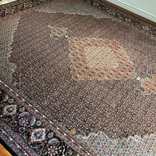 1970 PERSIAN TABRIZ RUG 8’ 8” x 10’ 7” (LAR.FEA.1144)