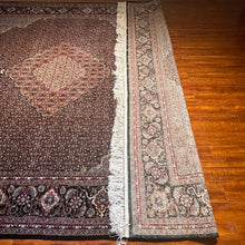 1970 PERSIAN TABRIZ RUG 8’ 8” x 10’ 7” (LAR.FEA.1144)