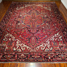 1950 PERSIAN HERIZ RUG 7’ 11” x 10’ 10” (LARG.FEA.42)