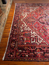 1950 PERSIAN HERIZ RUG 7’ 11” x 10’ 10” (LARG.FEA.42)