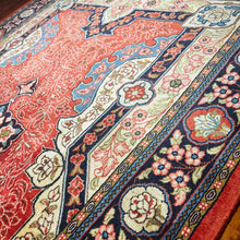 1970 PERSIAN SAROUK RUG 4’ 5” x 6’ 11” (MED.FEA.375)