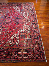 1950 PERSIAN HERIZ RUG 7’ 11” x 10’ 10” (LARG.FEA.42)