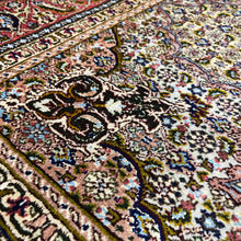 1970 PERSIAN TABRIZ MAHI RUG 4’ 2” x 6’ 7” (MED.FEA.1375)