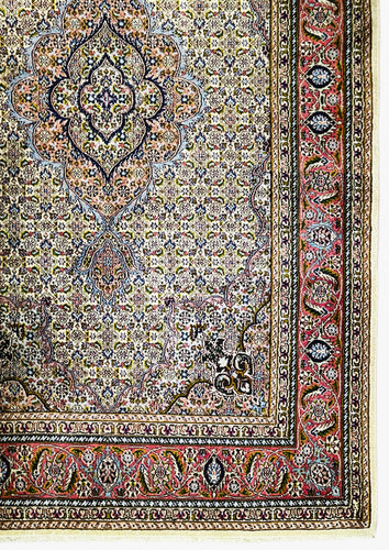 1970 PERSIAN TABRIZ MAHI RUG 4’ 2” x 6’ 7” (MED.FEA.1375)