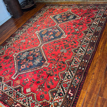 1950 PERSIAN SHIRAZ RUG 6’ 7” x 9’ 7” (LARG.21)