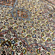 1970 PERSIAN TABRIZ MAHI RUG 4’ 2” x 6’ 7” (MED.FEA.1375)