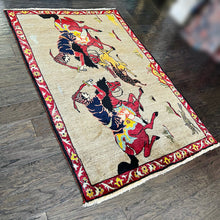 1960 SHIRAZ RUG 3’ 5” x 5’ 2” (MED#91)