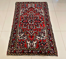 1940 HERIZ RUG 2’ 10” x 4’ 9” (SMA.FEA.121)