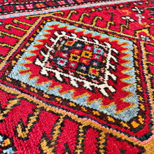 1940 HERIZ RUG 3’ 1” x 10’ 3” (RUN.5950)