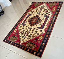 1970 SHIRAZ RUG 3’ 6” x 5’ 9” (MED.164)