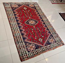 1970 SHIRAZ RUG 3’ 8” x 5’ 9” (MED.167)