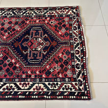 1970 SHIRAZ RUG 3’ 4” x 4’ 10” (MED.174)