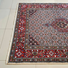 1970 PERSIAN MOOD RUG 5’ x 6’ 7” (MED.FEA.136)