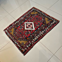 1960 HOSEYNABAD RUG 2’ 1” x 2’ 6” (SMA.1494)