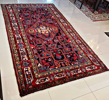 1977 NAHAVAND RUG 5’ x 8’ 11” (MED.FEA.304)