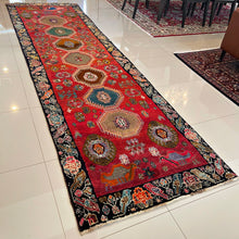 1960 SHIRAZ RUG 3’ 7” x 11’ 9” (RUN.FEA.16)