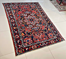 1930 BAKHTIARI RUG 4’ 8” x 6’ 4” (MED.FEA.150-2)