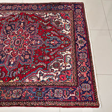 1940 HERIZ RUG 4’ 10” x 6’ (MED.FEA.365)