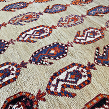 1960 SHIRAZ RUG 4’ 7” x 7’ 6” (MED.115)