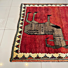 1970 SHIRAZ RUG 4’ x 6’ 1” (MED.FEA.95)