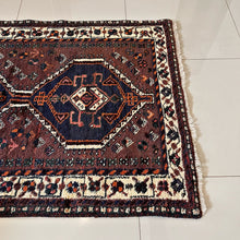 1970 SHIRAZ RUG 3’ 5” x 4’ 10” (MED.237)