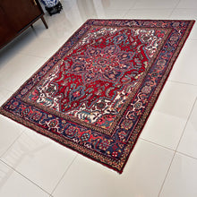 1940 HERIZ RUG 4’ 10” x 6’ (MED.FEA.365)