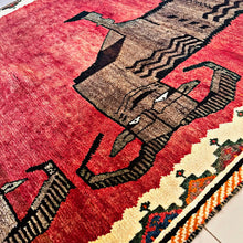 1970 SHIRAZ RUG 4’ x 6’ 1” (MED.FEA.95)