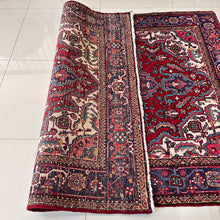 1940 HERIZ RUG 4’ 10” x 6’ (MED.FEA.365)