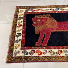 1960 SHIRAZ RUG 3’ 7” x 5’ 6” (MED.FEA.2360)