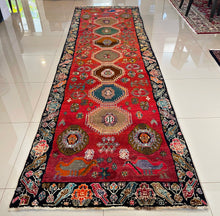 1960 SHIRAZ RUG 3’ 7” x 11’ 9” (RUN.FEA.16)