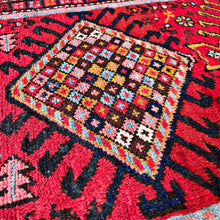 1940 HERIZ RUG 3’ 1” x 10’ 3” (RUN.5950)