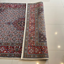 1970 PERSIAN MOOD RUG 5’ x 6’ 7” (MED.FEA.136)